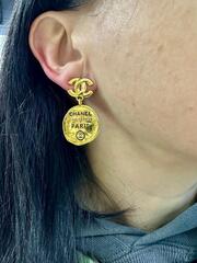 sergi-chanel-s-kruglymi-podveskam-monetkami