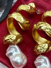 Серьги длинные- спираль с подвеской из барочного жемчуга style by SCHIAPARELLI