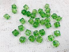 Бусины пришивные граненые акриловые, d 9-10 мм, зелёный