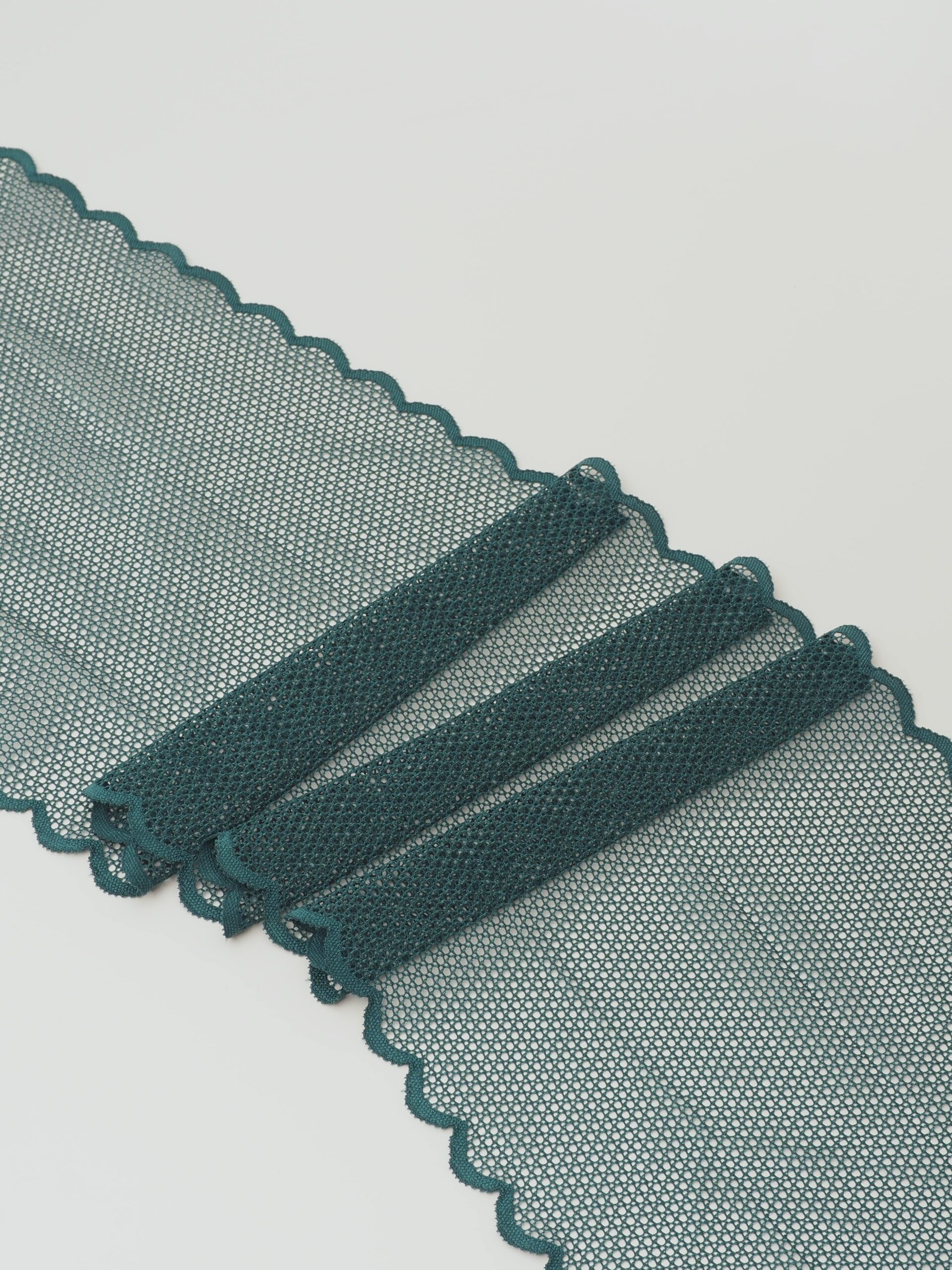 Эластичное кружево изумруд крупная ячейка ширина 22 см