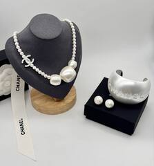 Серьги пусеты круглые style by CHANEL белый перламутр