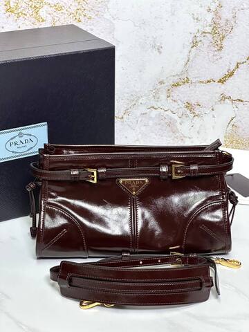 Маленькая кожаная сумка Prada через плечо, темно-коричневый