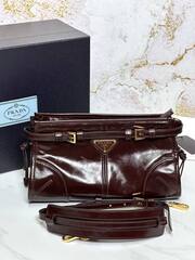 Маленькая кожаная сумка Prada через плечо, темно-коричневый