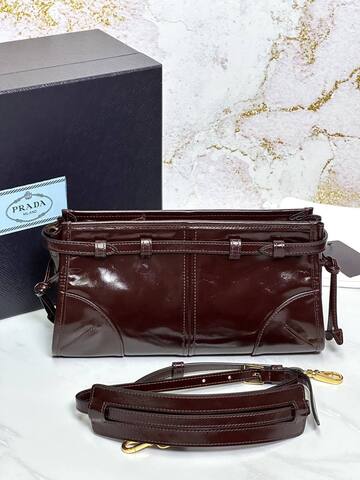 Маленькая кожаная сумка Prada через плечо, темно-коричневый