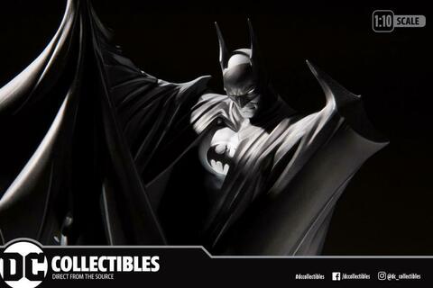 Бэтмен фигурка черно-белая версия от Тодда Макфарлейна