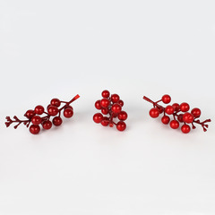 Ягоды красные искусственные, на ветке 12 ягод 1,2 - 1,8 см., набор 10 шт.
