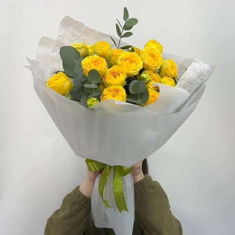 Букет из желтой кустовой пионовидной розы и эвкалипта