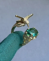 Кольцо ПТИЧКА КОЛИБРИ с изумрудным камнем