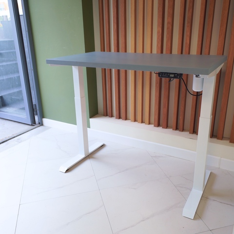 Регулируемый компьютерный стол Motor UP с регулировкой по высоте — столешница МДФ серый