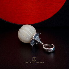 Кулон "Доугун". Белый нефрит модэ.