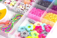 
          Набор для создания украшений-бусины и бисер Alingar, 170х165х18мм,"Shiny Beads", 9 вид.бус., бисер, 1х7м леска, 1х2м нить, нож,пластик.пенал с европод