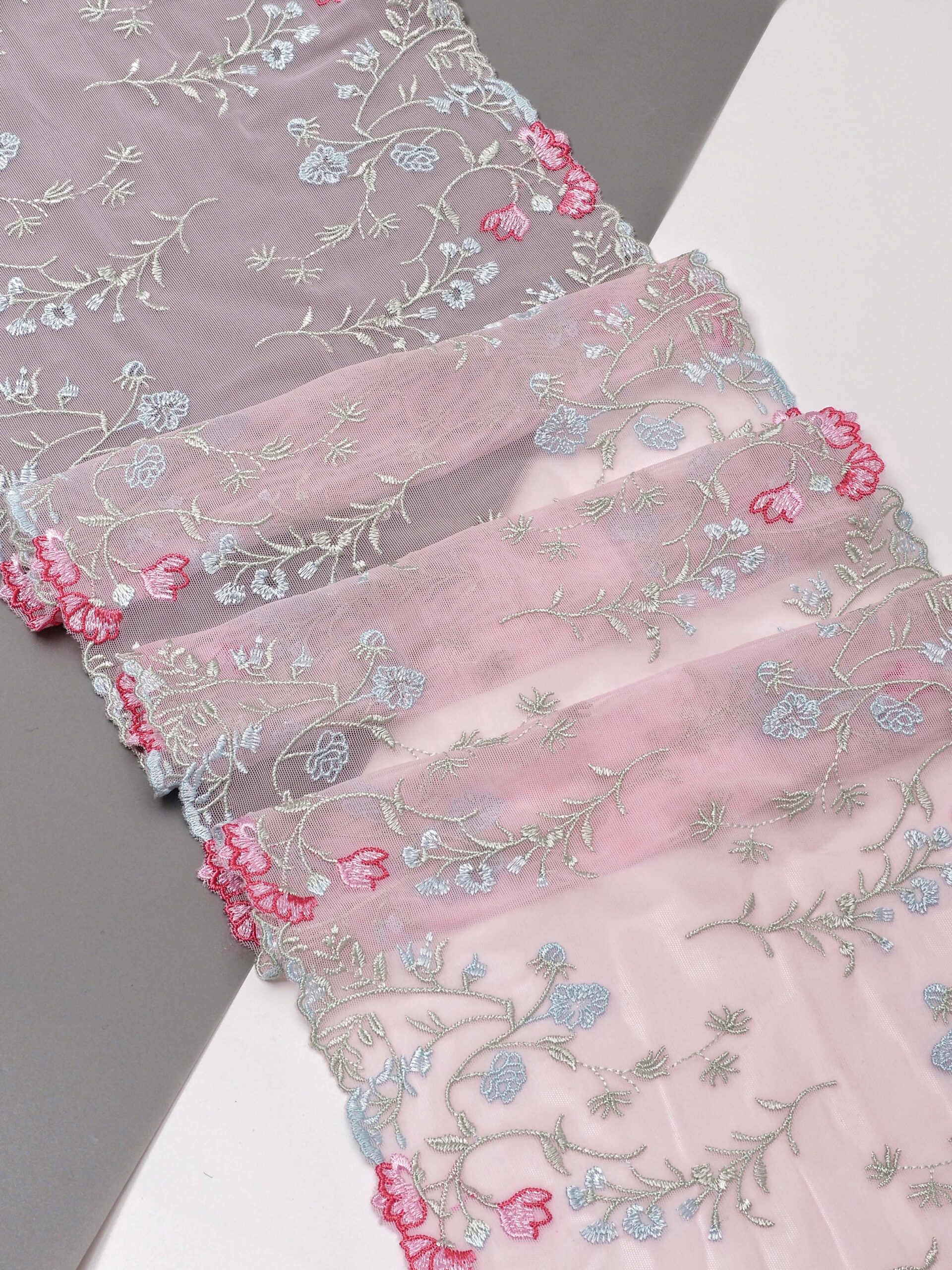 Вышивка на сетке нежно-розовая с мультиколор эластичная ширина 22,5 см