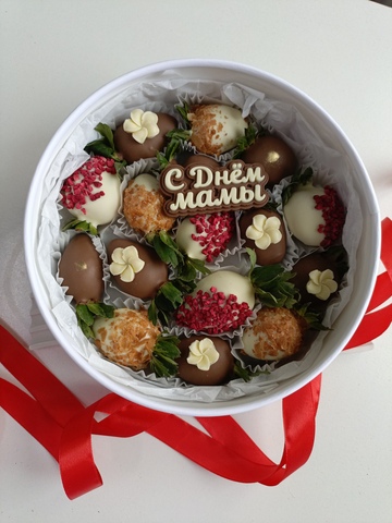 Клубника в шоколаде в круглой коробке