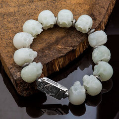 Браслет с черепами из белого нефрита.