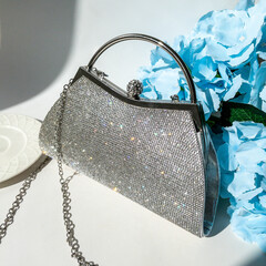 Сумочка - клатч Серебряная с ручкой и цепью, усыпанная стразами, на магните, фурнитура в серебре, 23*6*14 см