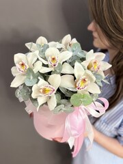 Коробка с 7 белыми орхидеями