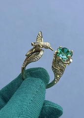 Кольцо ПТИЧКА КОЛИБРИ с изумрудным камнем