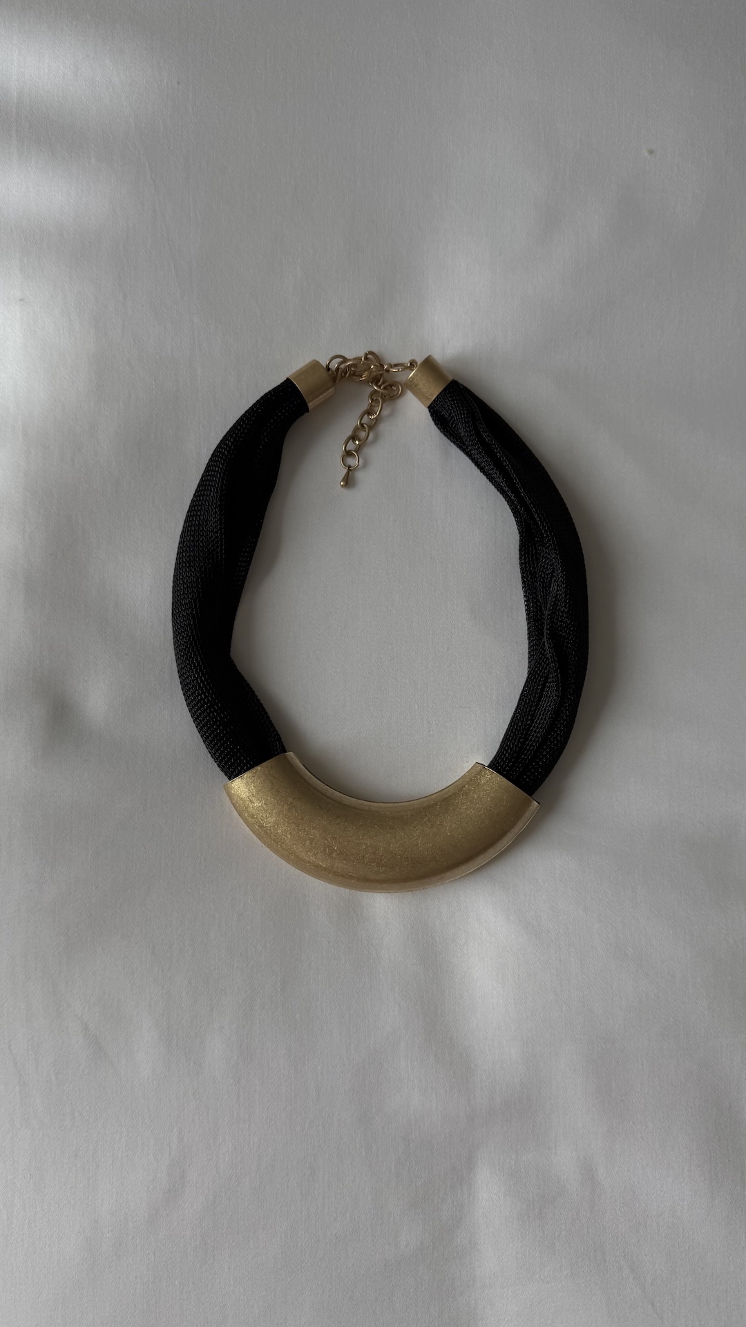 Чокер с латунной деталью на сетке