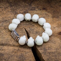 Браслет с черепами из белого нефрита.