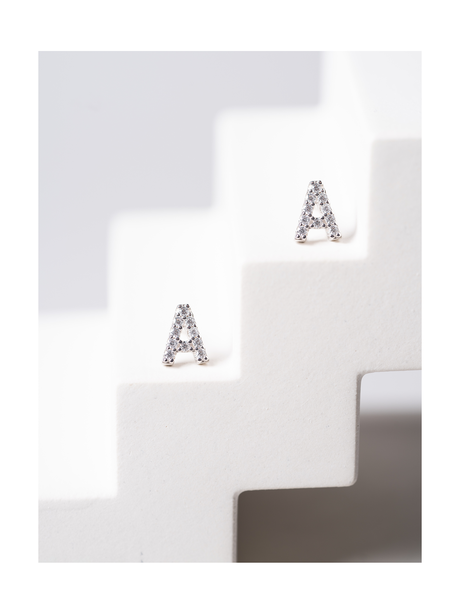 Серьги-гвоздики Буква А