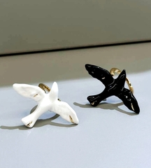 84577-kolco-ptica-s-ehmalyu-beloj-chernoj-v-stilistike-poison-drop