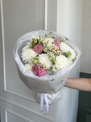 Букет из хризантемы, лизиантуса, пионов и ромашки