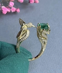 Кольцо ПТИЧКА КОЛИБРИ с изумрудным камнем