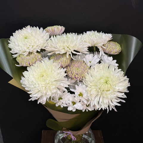 Букет из микса хризантем в крафтовой упаковке