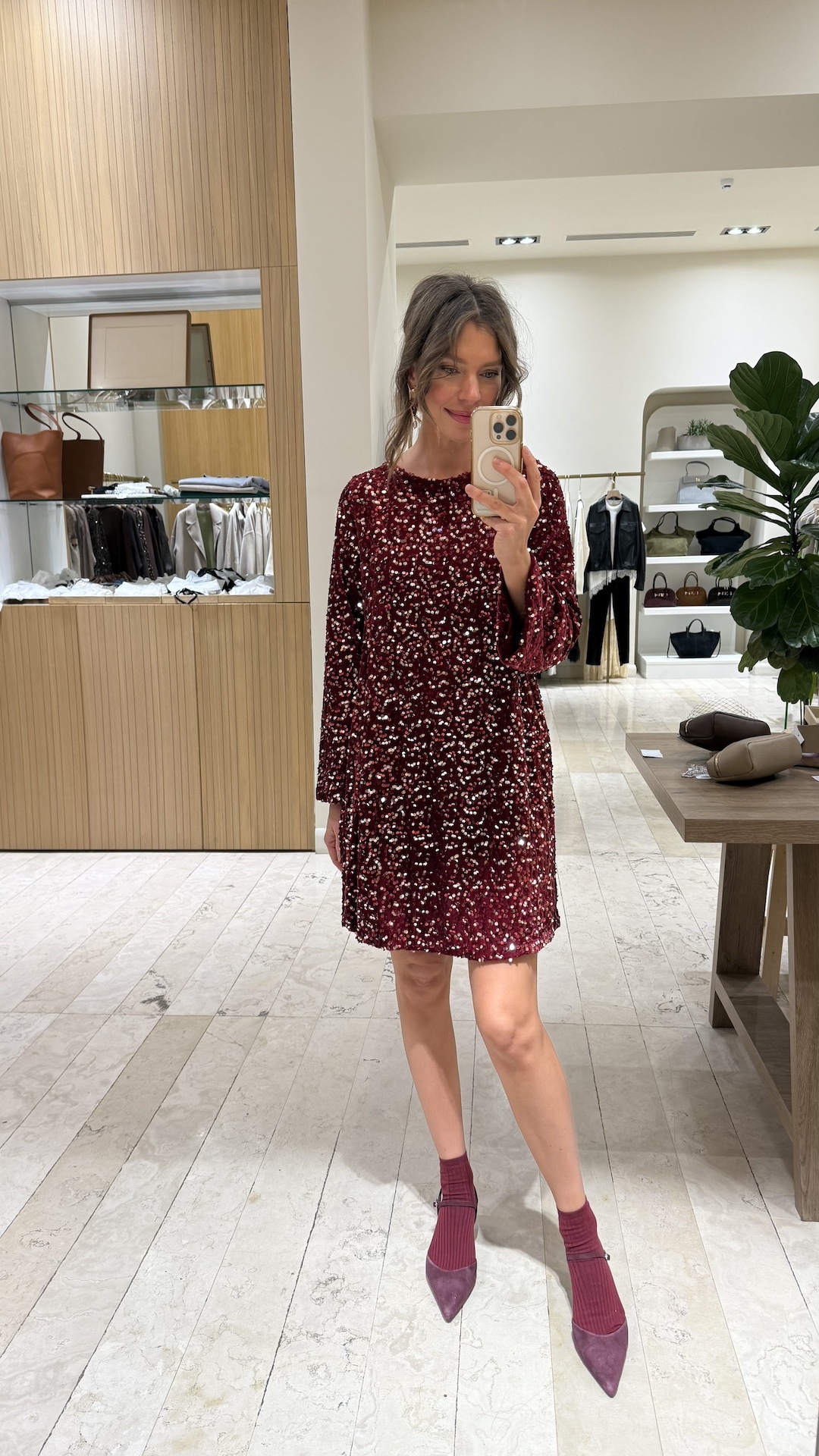 Платье с пайетками и бантом на спине