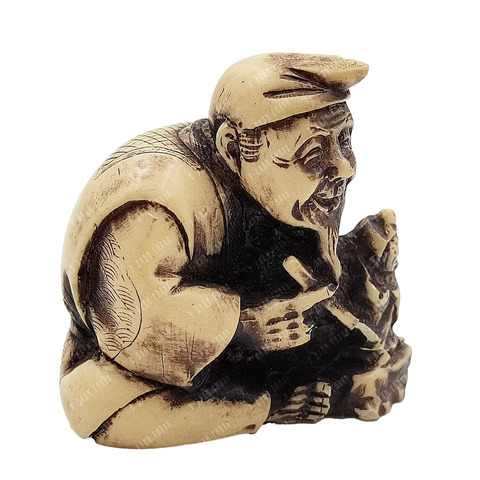 [Нэцкэ] Старичок раскрашивает куклу. Композит. Азия, ХХ в.