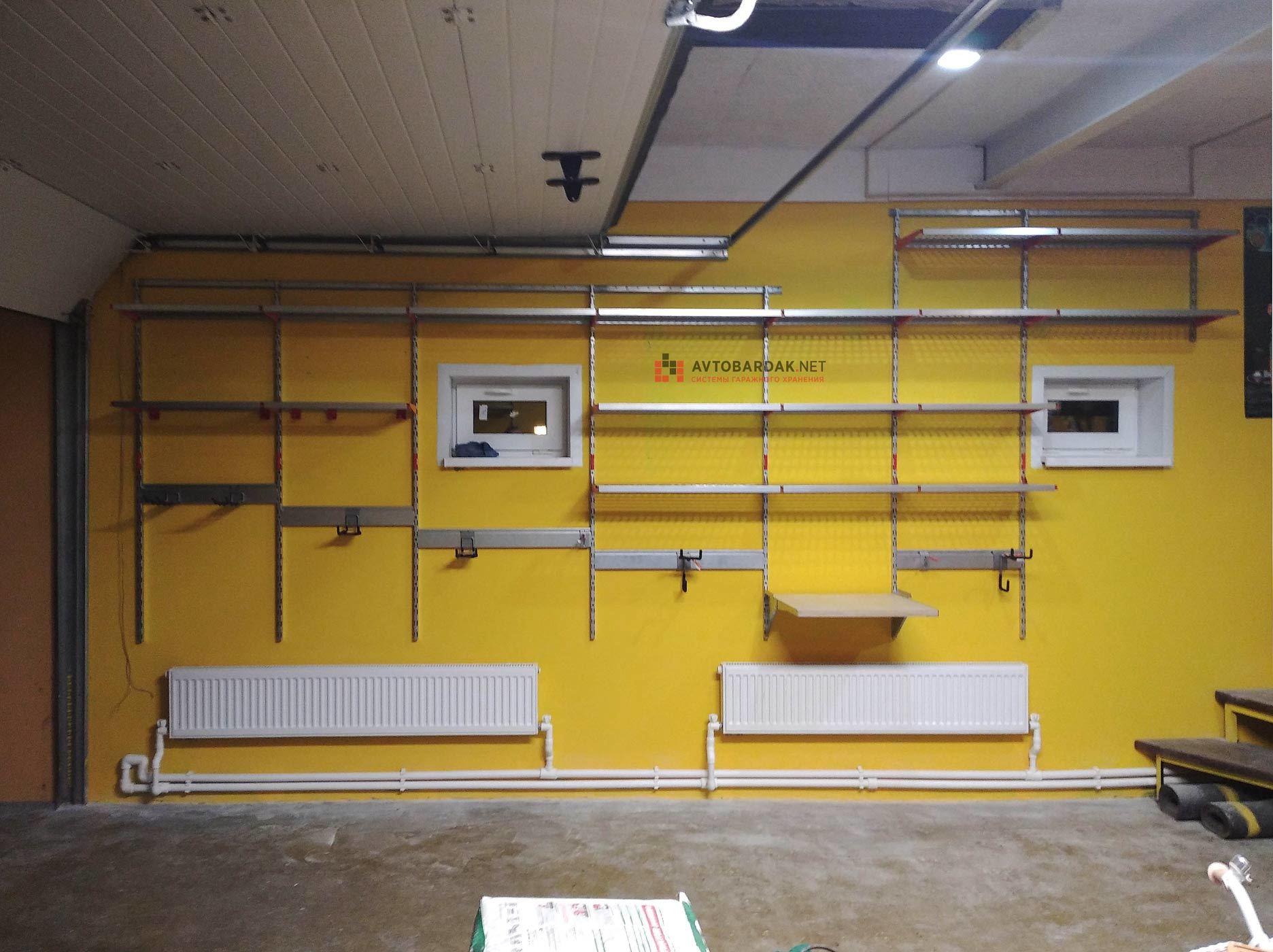 Проект № 25:  гараж 44 кв м (оцинкованные полки на желтых стенах)
