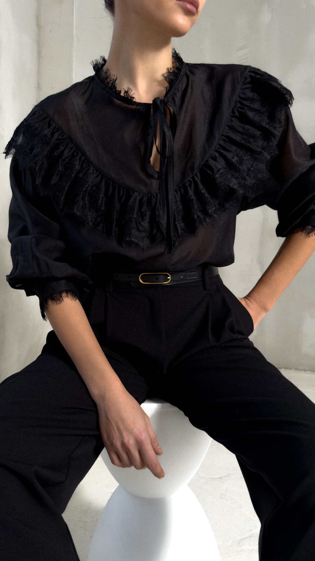 Рубашка с оборками и кружевом