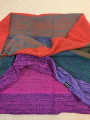 Стильный и уютный полосатый шарф-снуд на два оборота.  Шарф связан на нашем производстве в Санкт-Петербурге. Единственный экземпляр.