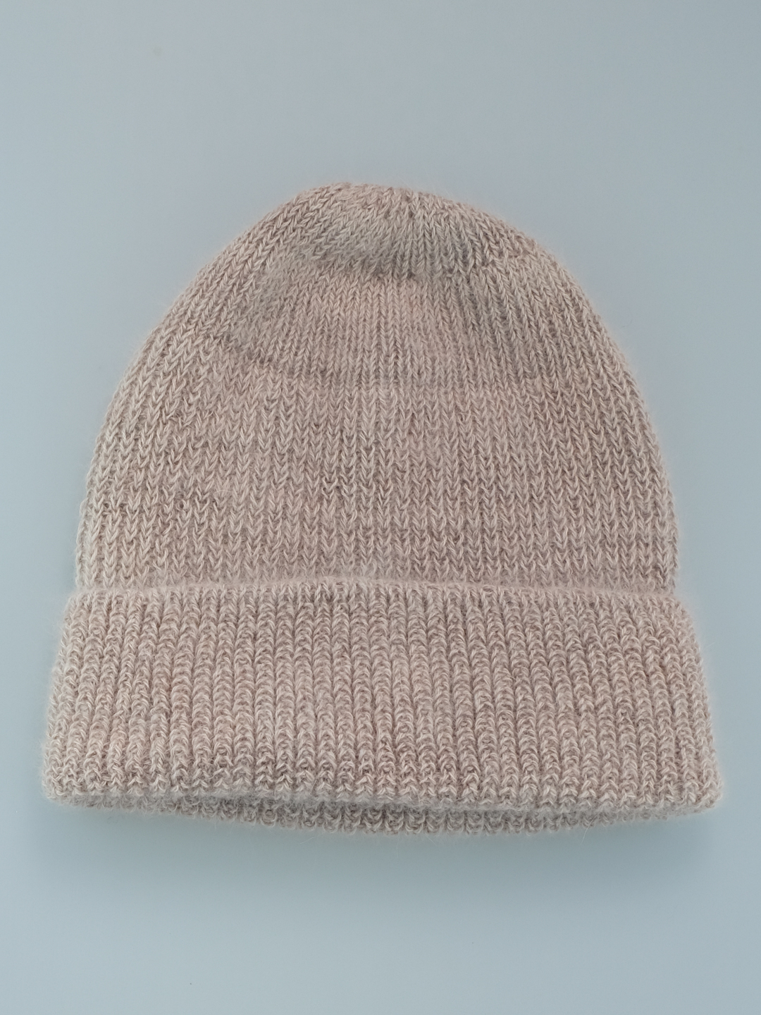 Вязаная арт шапка женская из ангоры зимняя резинкой 1 на 1 бежевая теплая с отворотом