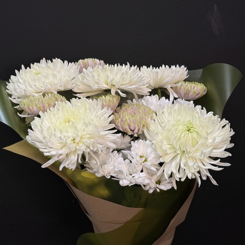 Букет из микса хризантем в крафтовой упаковке