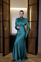 Платье со сборкой и шарфом