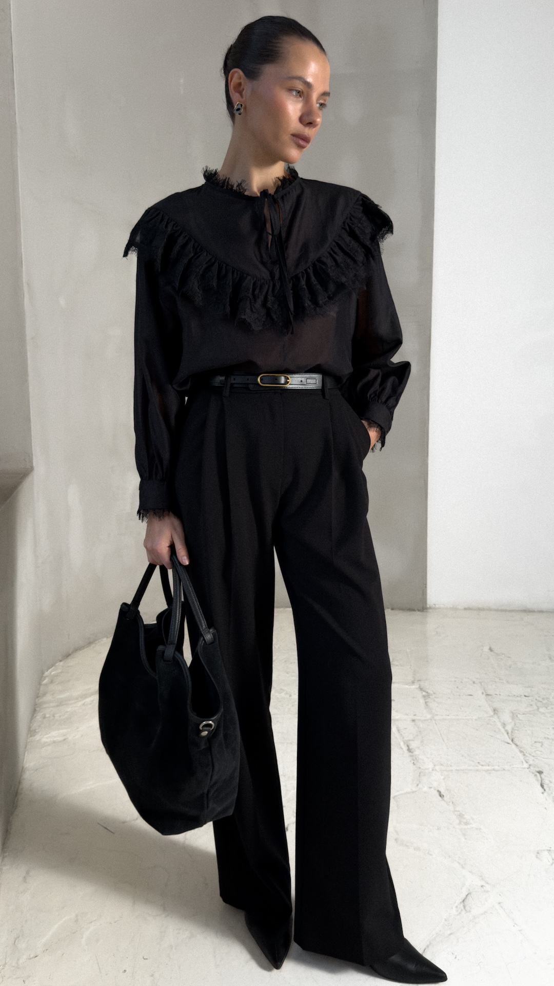 Рубашка с оборками и кружевом