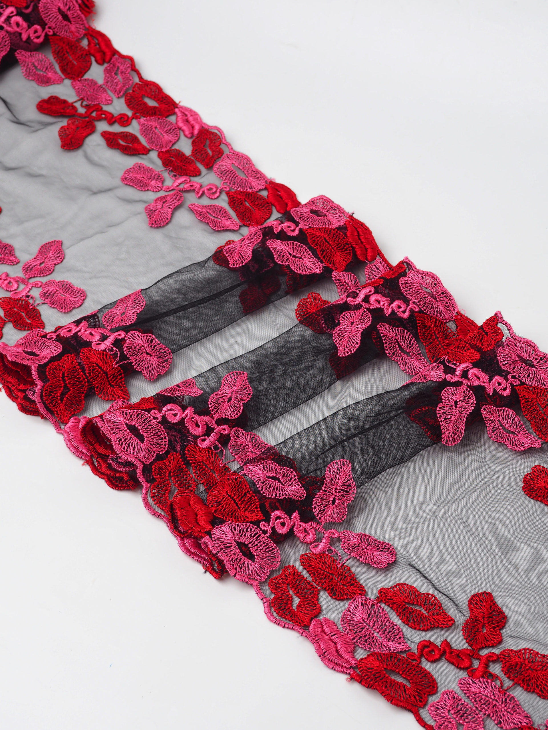 Вышивка на сетке черная с красными и розовыми губами неэластичная ширина 24 см ОТРЕЗЫ