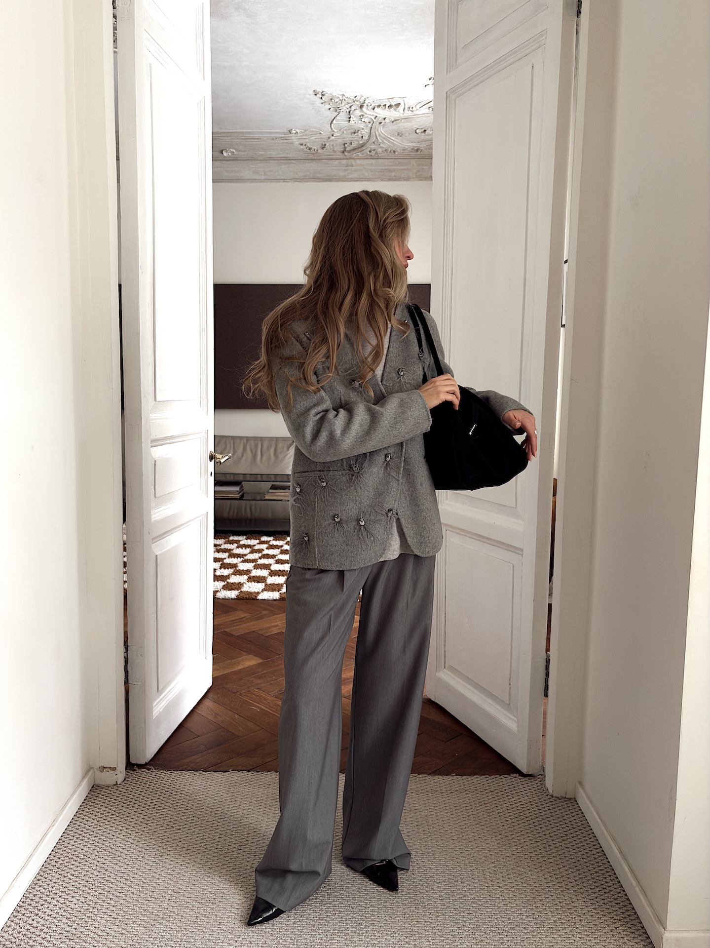 Пальто в стиле блейзера с декором из перьев