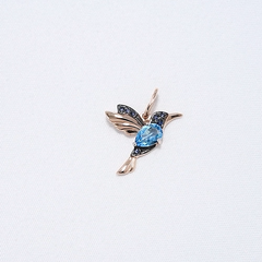 732110-podveska-kolibri-iz-zolota-585-proby-s-golubymi-topazami