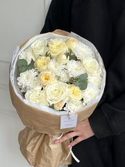 Букет сборный из хризантемы, эвкалипта и кустовых пионовидных роз