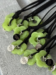 Подвеска цветочек в зеленом цвете