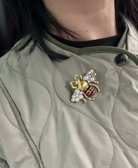 Стильная брошь с микрожемчугом в форме МУХи style by GUCCI