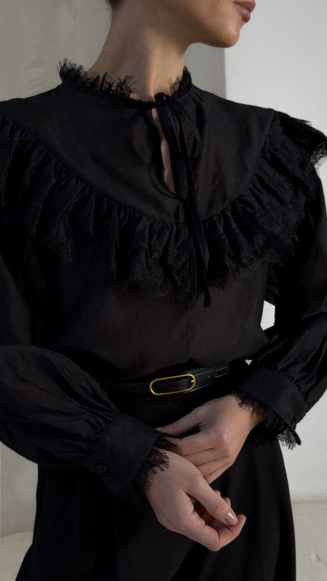 Рубашка с оборками и кружевом