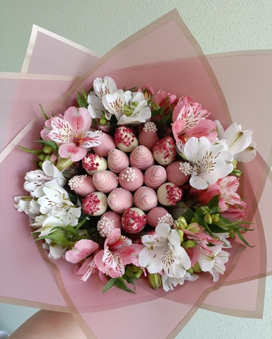 Клубничные букеты с цветами