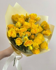 Букет желтые кустовые розы
