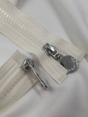 Молния Монкл. двухзамковая тракторная айвори (молочная)