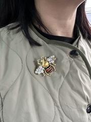 Стильная брошь с микрожемчугом в форме МУХи style by GUCCI