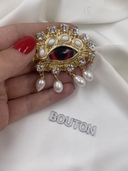 Брошь Скиапар. золотистая в форме красного глаза с жемчугом и стразами