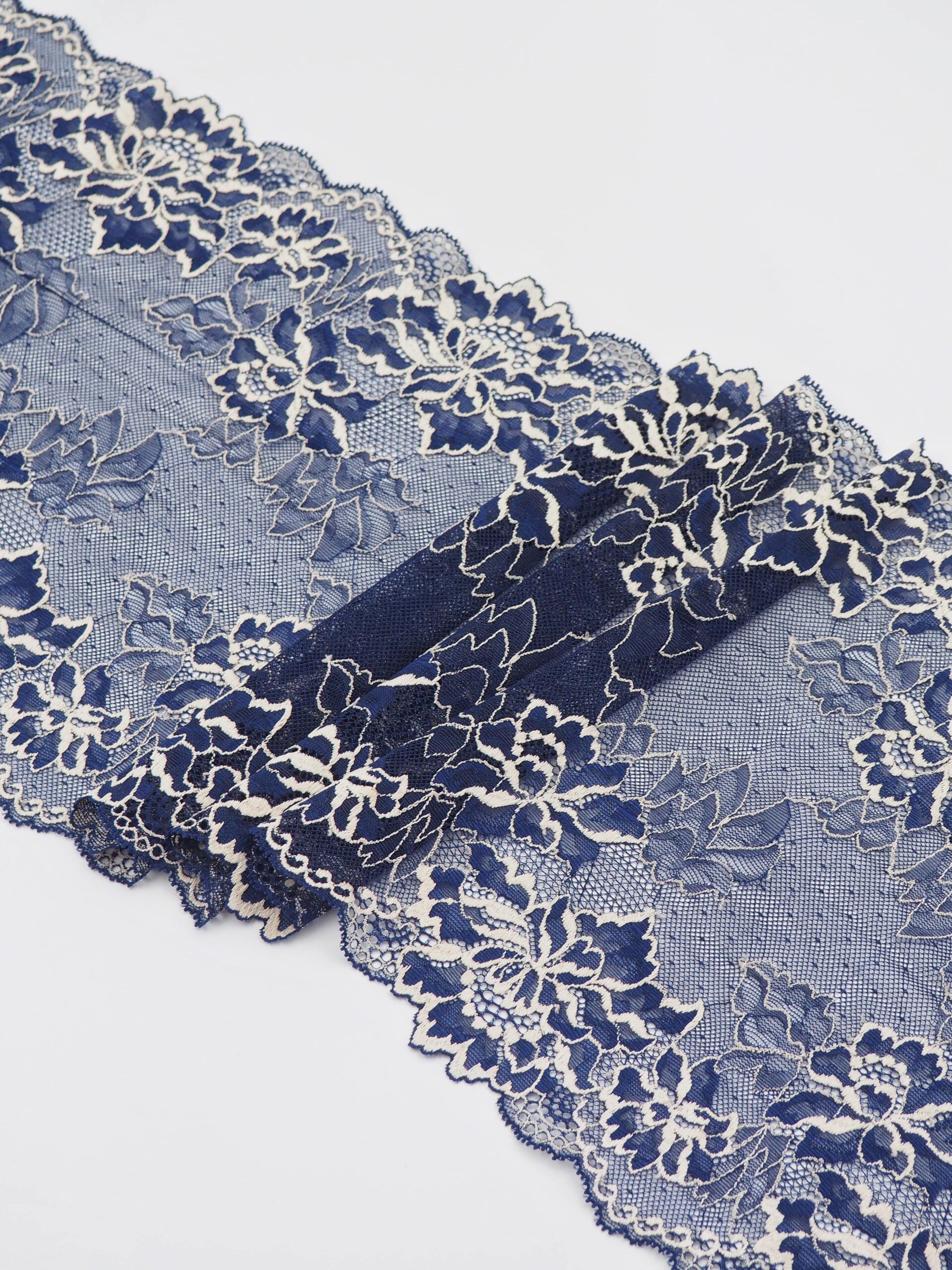 Эластичное кружево темно-синее с экрю ширина 22 см